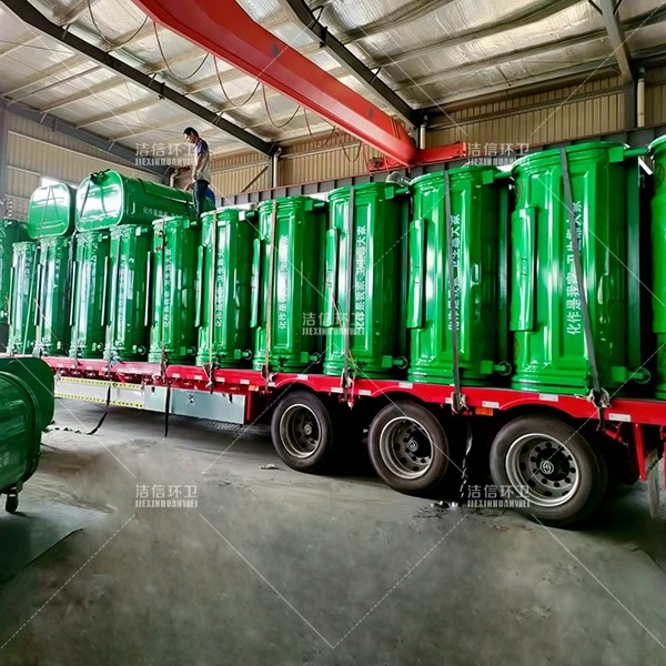 30件勾臂垃圾箱发往贵州省毕节市化作乡