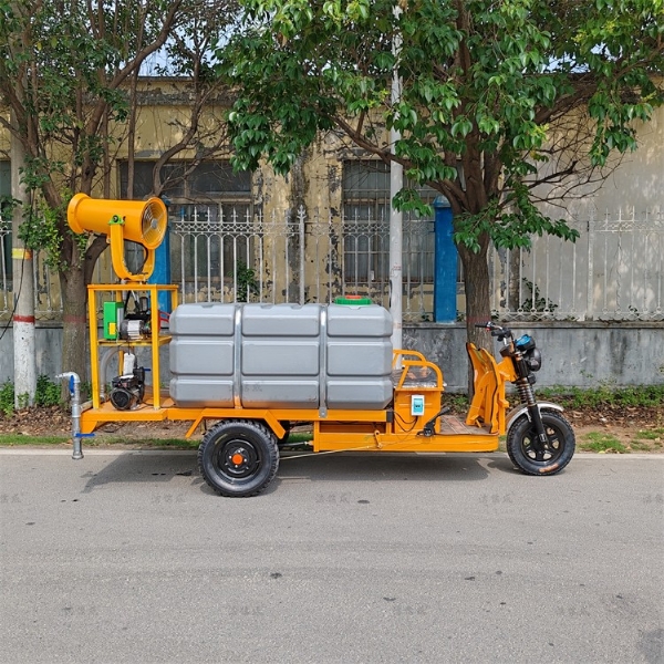 电动三轮塑料水箱洒水车