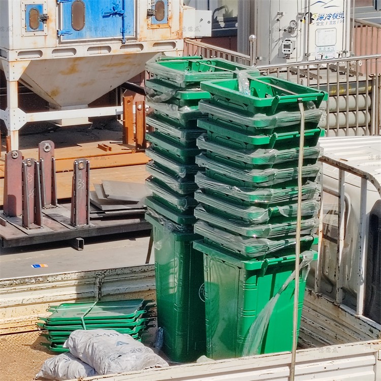 20个240L镀锌板垃圾桶发往哈尔滨