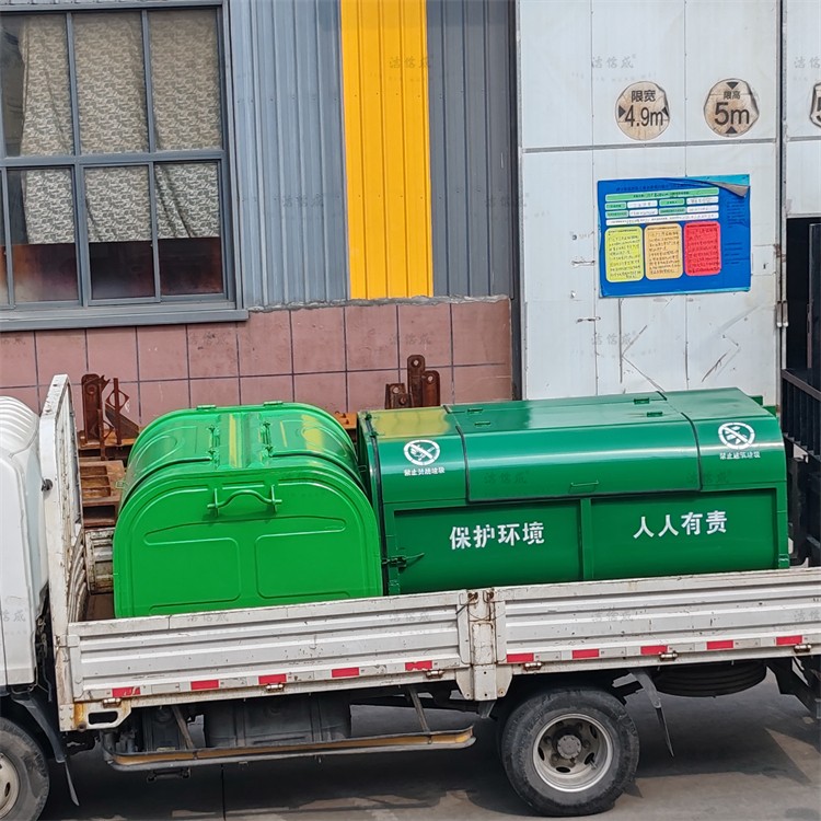 2个勾臂垃圾箱发往江苏盐城市