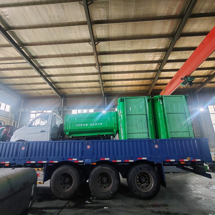 5个勾臂垃圾箱和一个勾臂车发往山西