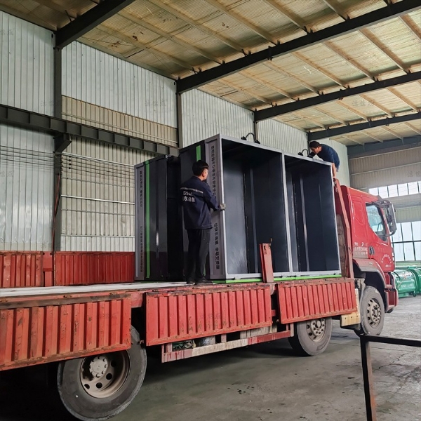 10个建筑垃圾箱发往云南昆明