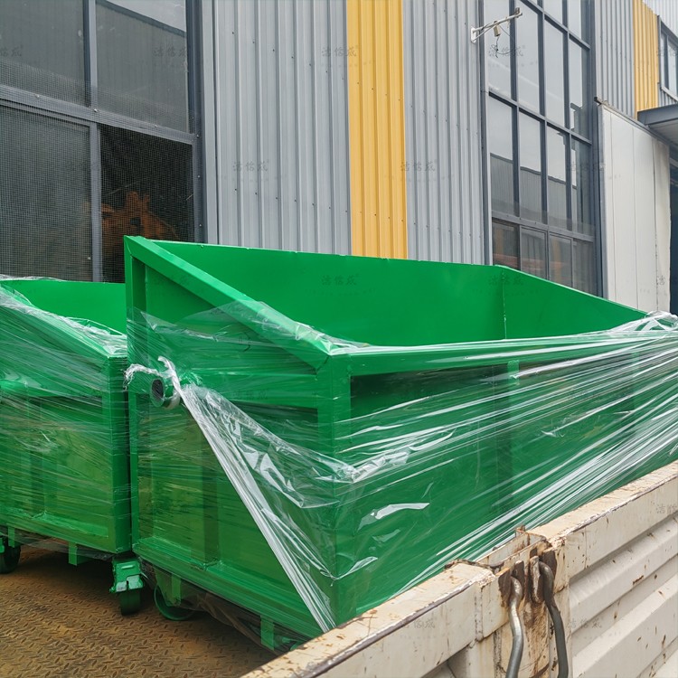 1个压膜勾臂箱和两个垃圾斗发往湖南省