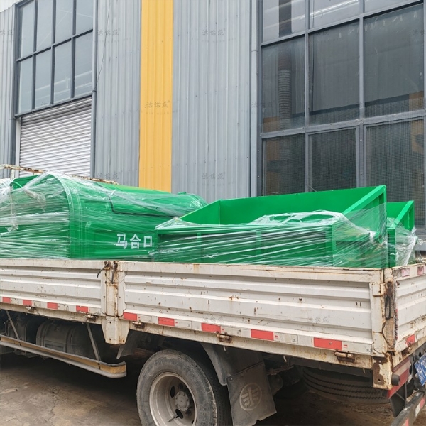 1个压膜勾臂箱和两个垃圾斗发往湖南省