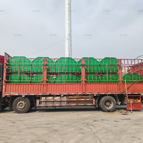 11个勾臂垃圾箱发往四川