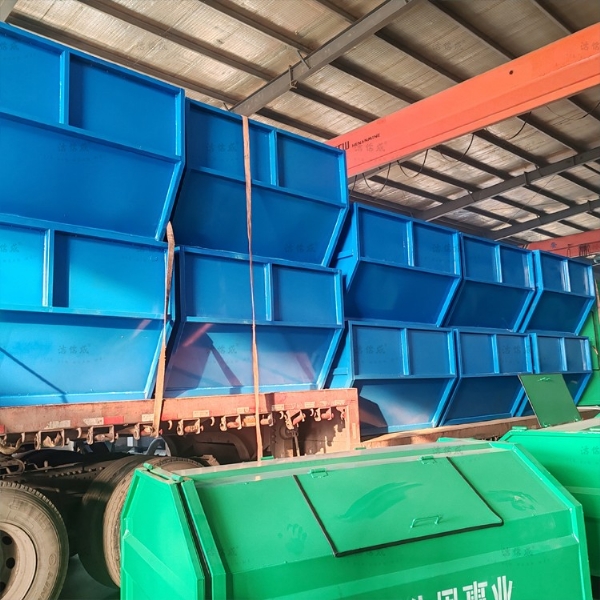 10个摆臂垃圾箱和20个梯形勾臂箱发往山西