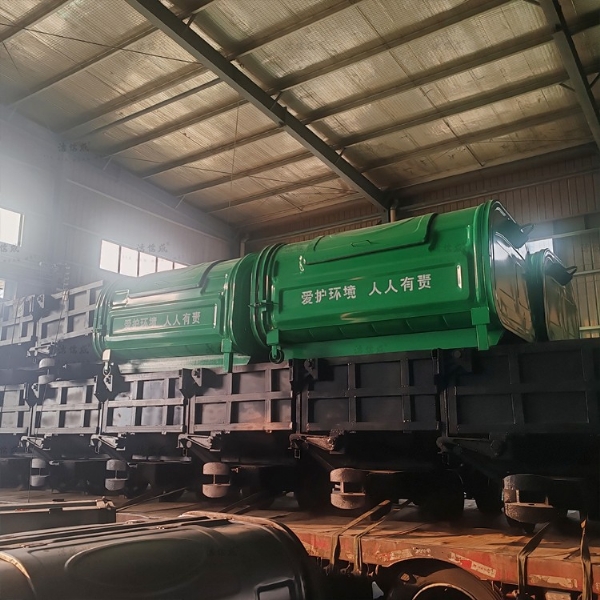 6个压膜勾臂垃圾箱发往西藏拉萨