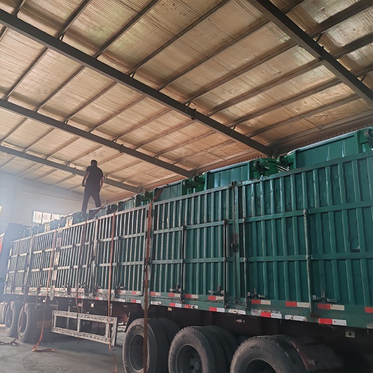 16个勾臂垃圾箱发往山西