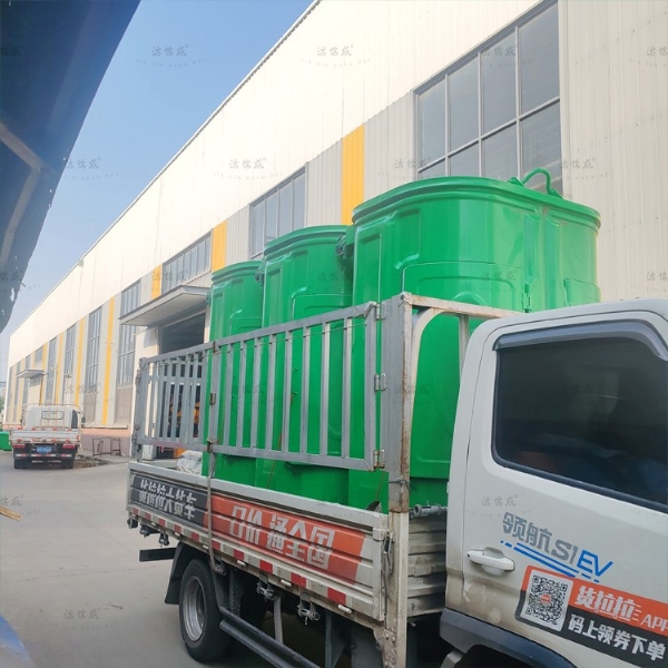 3个勾臂垃圾箱发往湖南
