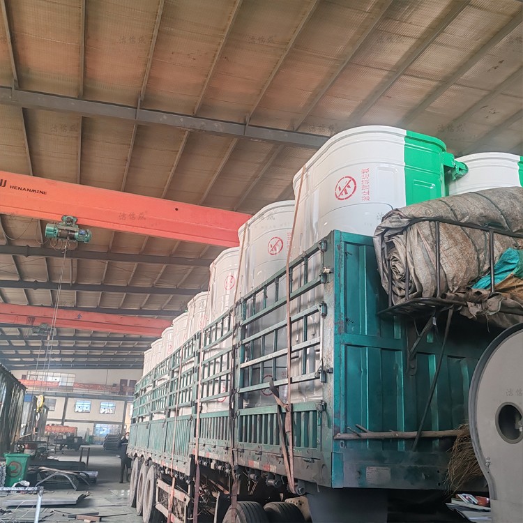 16个2.4米勾臂垃圾箱发往山西