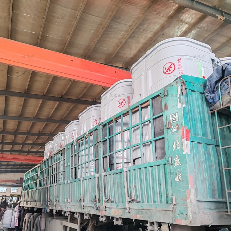 12个勾臂垃圾箱发往河南