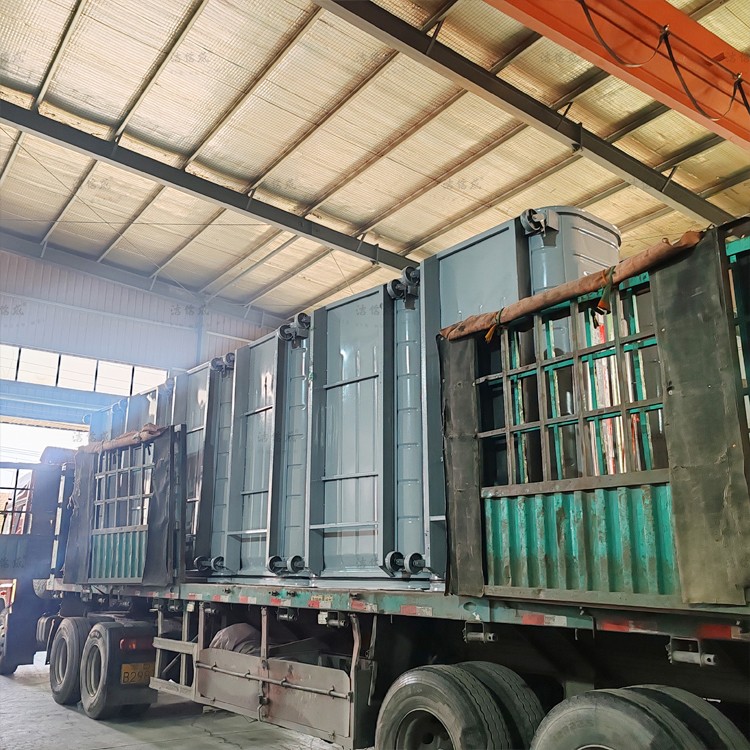 12个勾臂垃圾箱发往河南