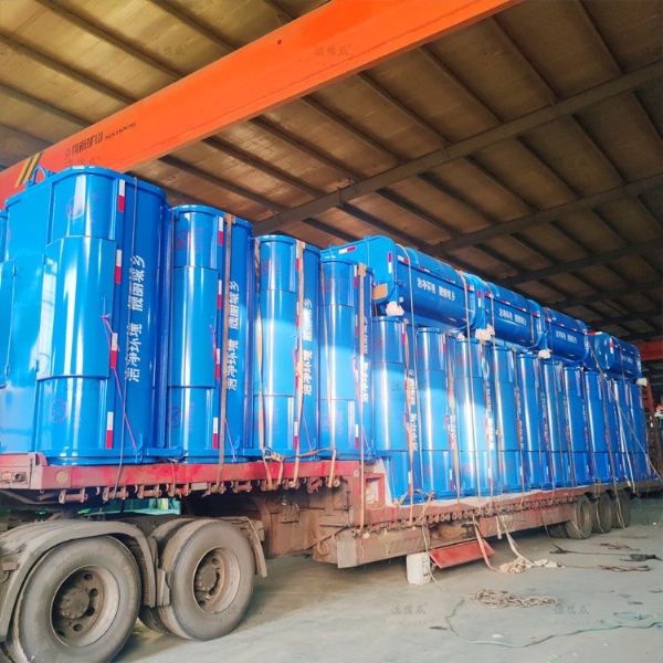 39个勾臂垃圾箱发往辽宁