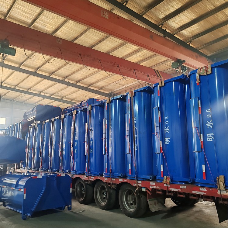 38个勾臂垃圾箱发往辽宁