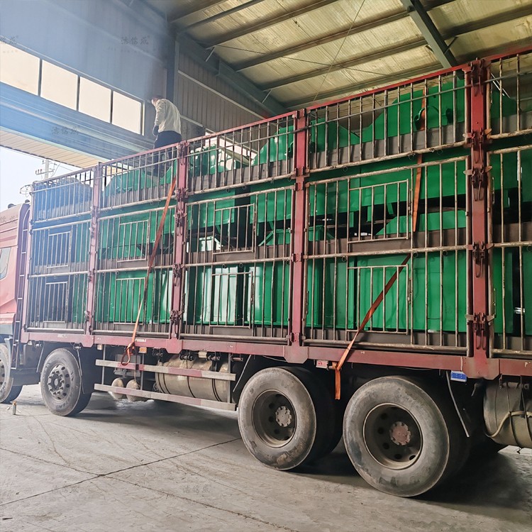 11个勾臂垃圾箱发往重庆