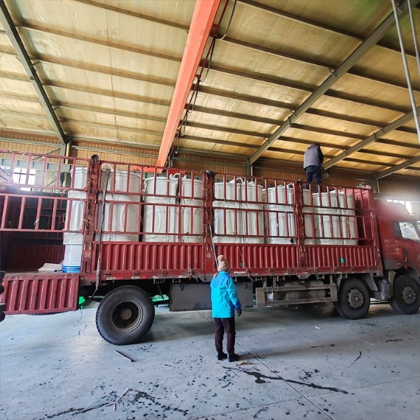 10个勾臂垃圾箱发往河北