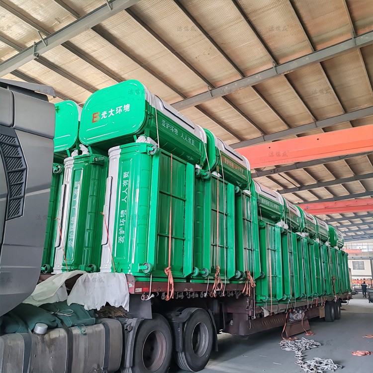 50个勾臂垃圾箱发往湖南