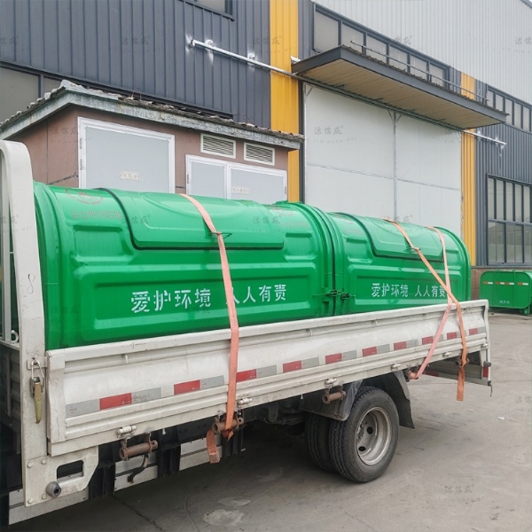 2个勾臂垃圾箱发往江苏