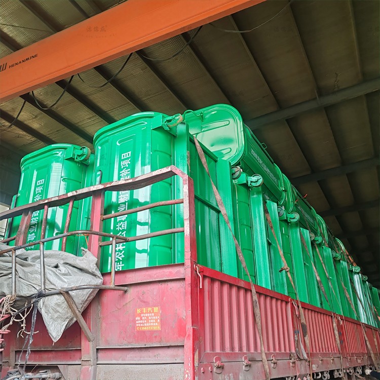20个全绿色压膜工艺勾臂垃圾箱发往贵州