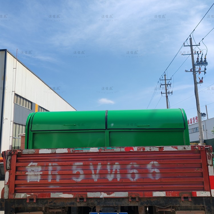 2个勾臂垃圾箱发往临沂